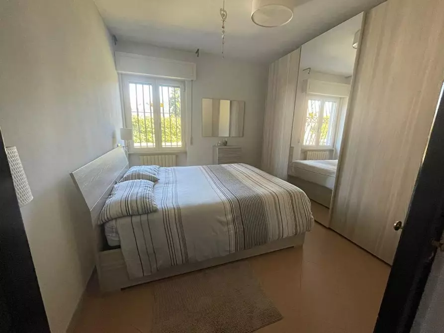 Immagine 13 di Casa bifamiliare in affitto  a Massa