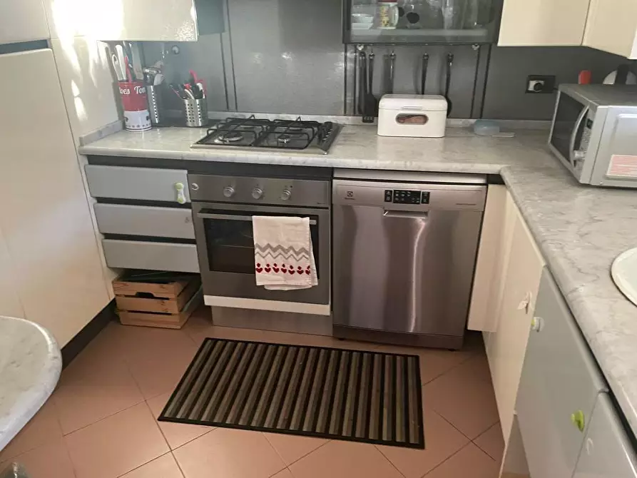 Immagine 11 di Casa bifamiliare in affitto  a Massa