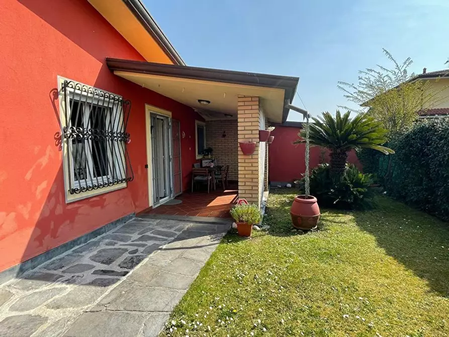 Immagine 19 di Casa bifamiliare in affitto  a Massa