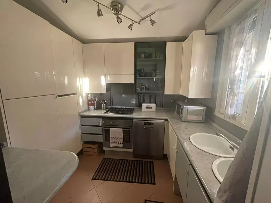 Immagine 10 di Casa bifamiliare in affitto  a Massa