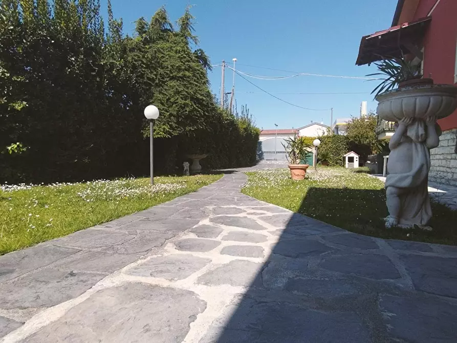 Immagine 3 di Casa bifamiliare in affitto  a Massa