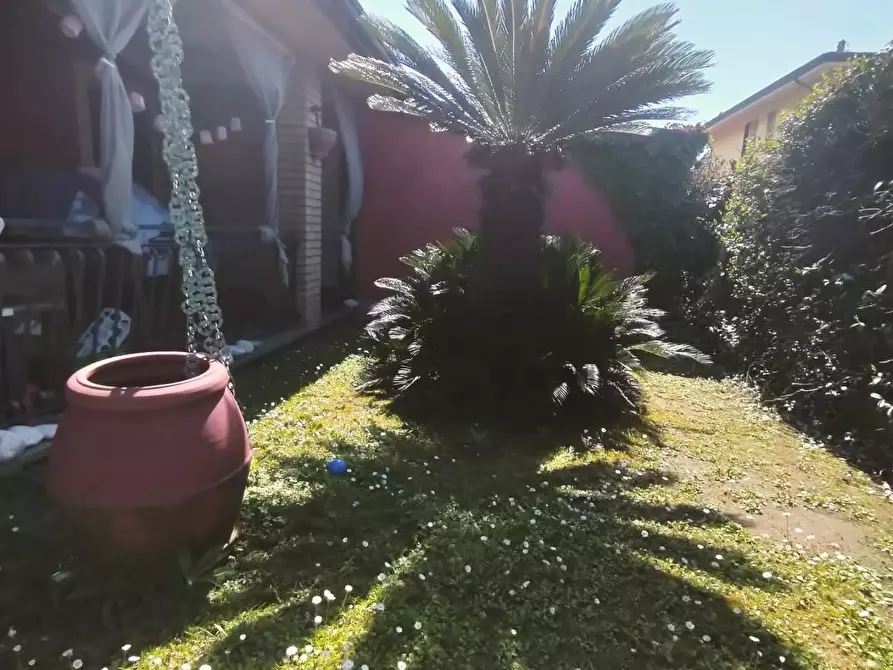 Immagine 7 di Casa bifamiliare in affitto  a Massa