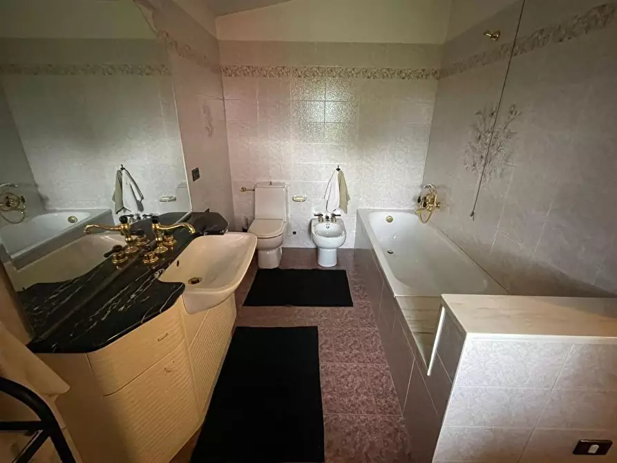 Immagine 15 di Casa bifamiliare in affitto  a Massa