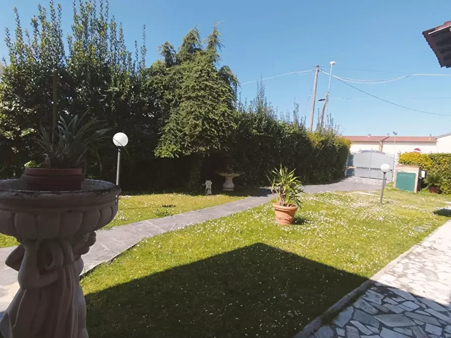 Immagine 5 di Casa bifamiliare in affitto  a Massa