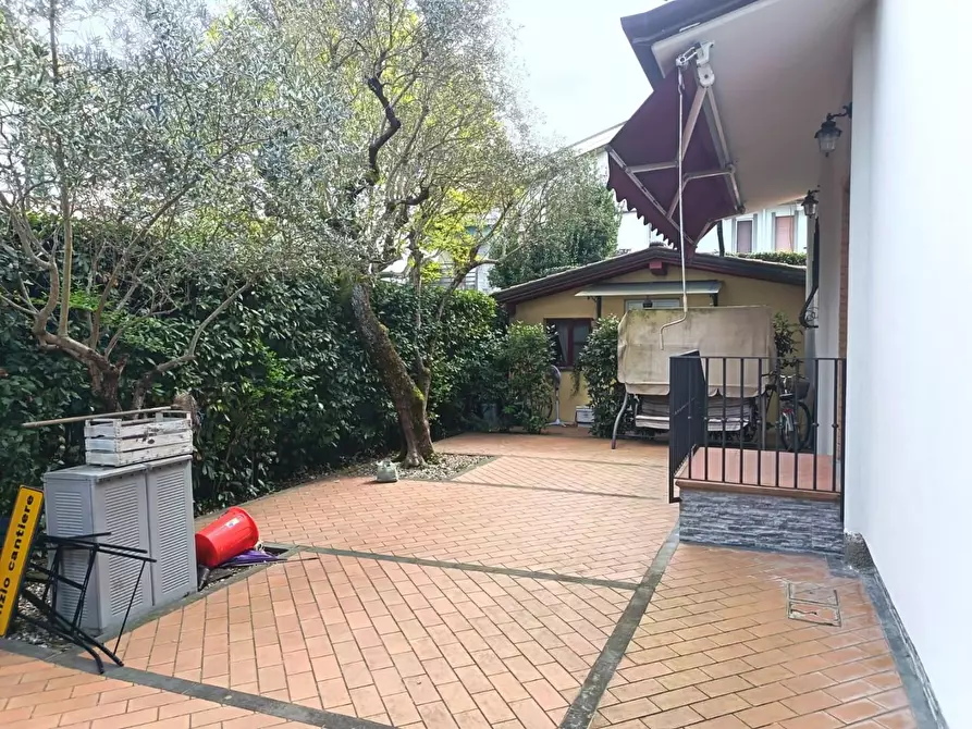 Immagine 2 di Casa bifamiliare in vendita  a Massa