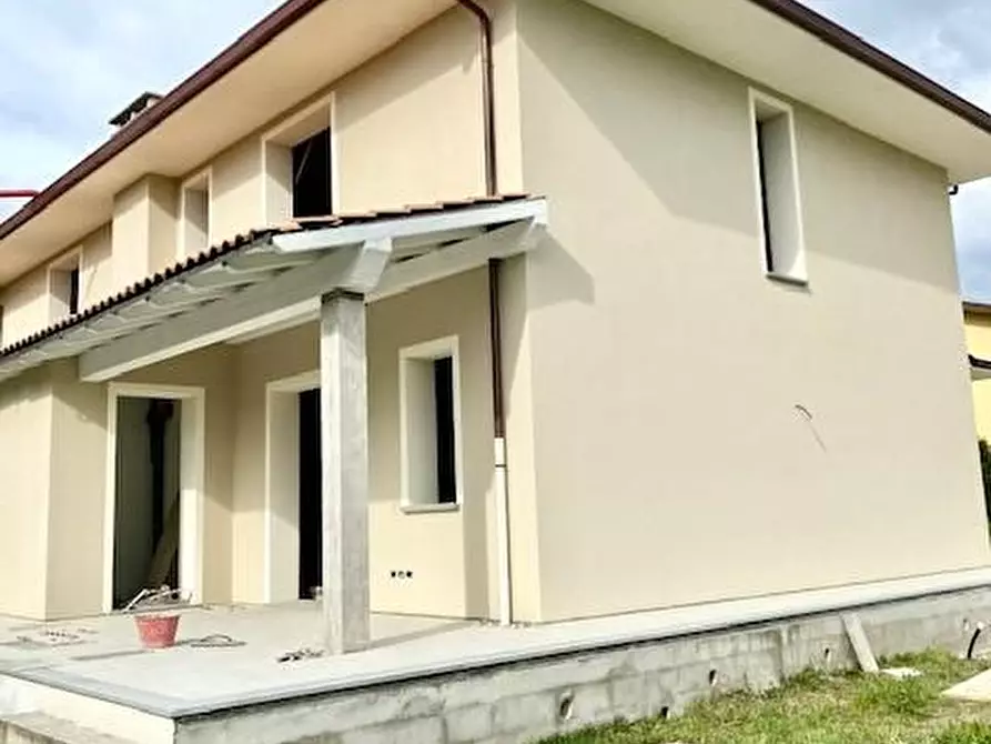 Immagine 2 di Casa bifamiliare in vendita  a Massa E Cozzile