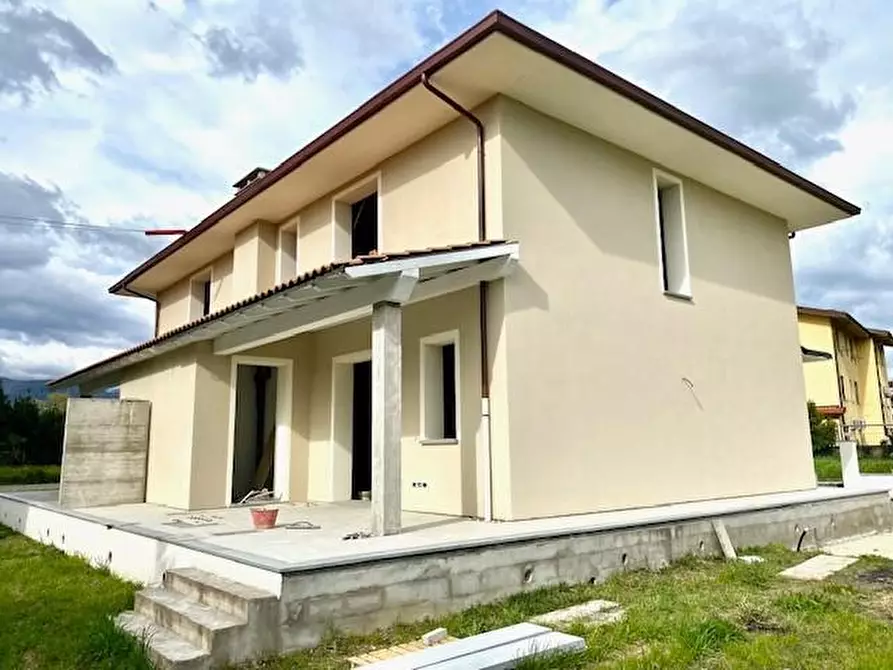 Immagine 1 di Casa bifamiliare in vendita  a Massa E Cozzile
