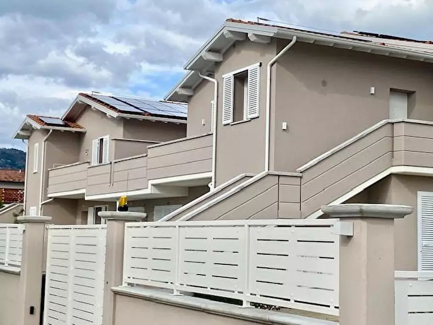 Immagine 2 di Appartamento in vendita  a Massa E Cozzile