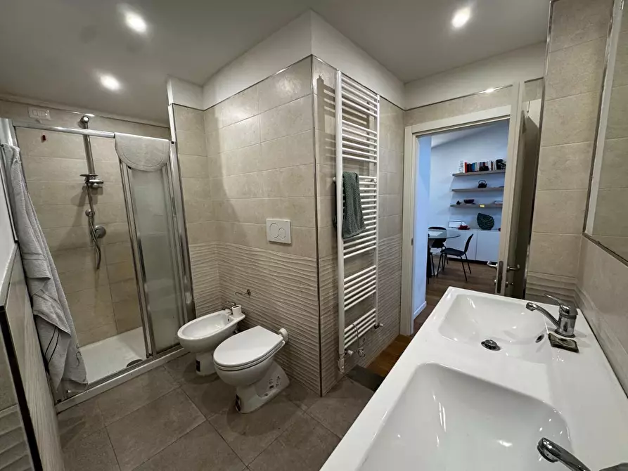 Immagine 9 di Appartamento in vendita  a Lucca