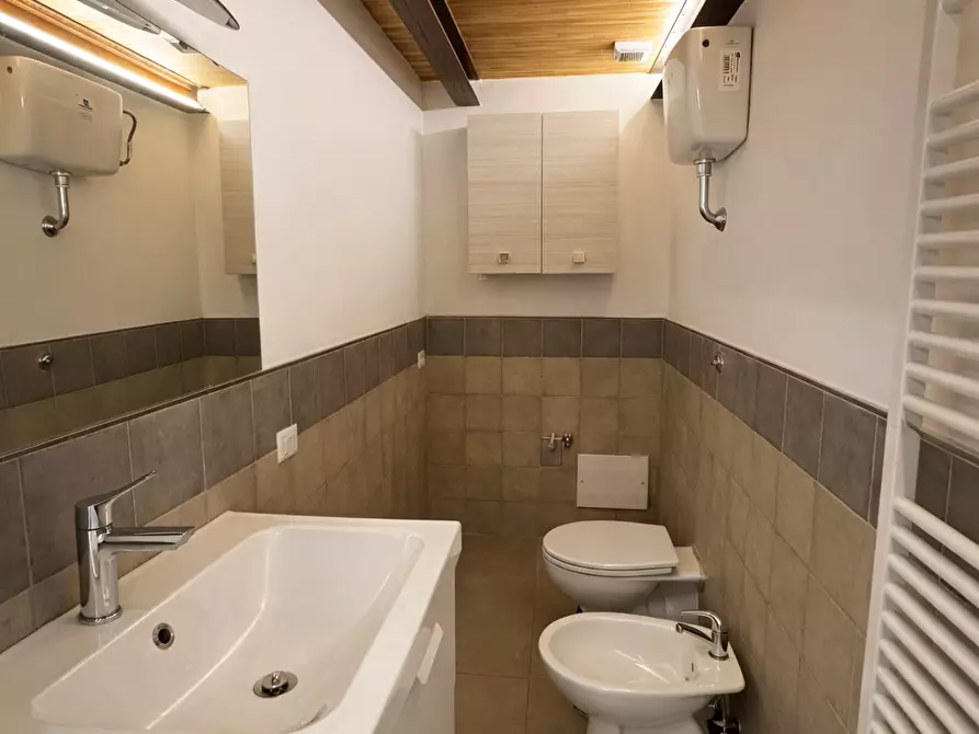 Immagine 10 di Appartamento in vendita  a Lucca