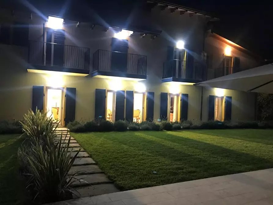 Immagine 4 di Villa in vendita  a Massa