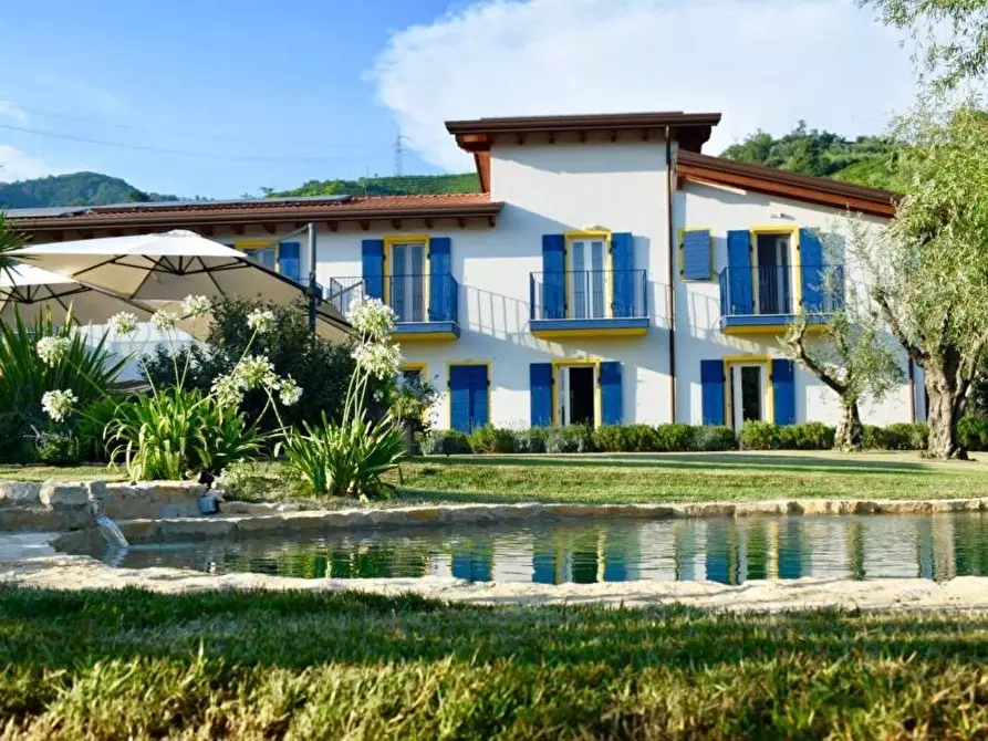 Immagine 1 di Villa in vendita  a Massa