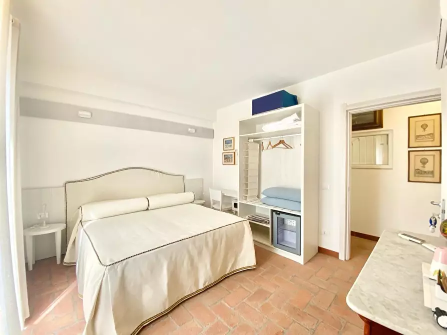 Immagine 6 di Villa in vendita  a Massa