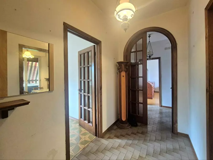 Immagine 5 di Appartamento in vendita  a Lucca