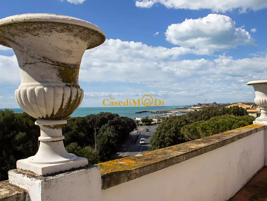 Immagine 47 di Villa in vendita  a Livorno