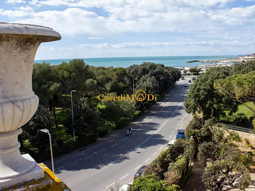 Immagine 45 di Villa in vendita  a Livorno