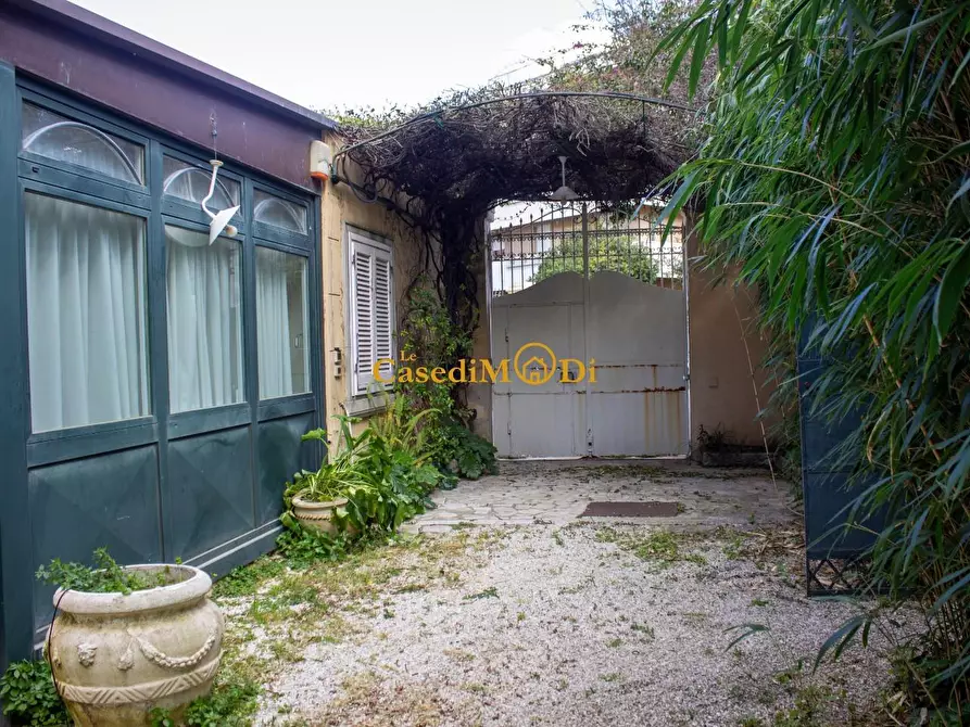 Immagine 65 di Villa in vendita  a Livorno