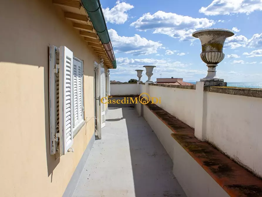 Immagine 48 di Villa in vendita  a Livorno