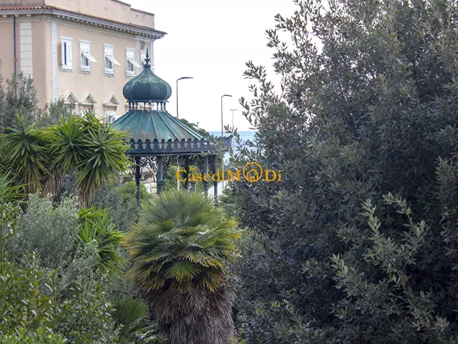 Immagine 11 di Villa in vendita  a Livorno