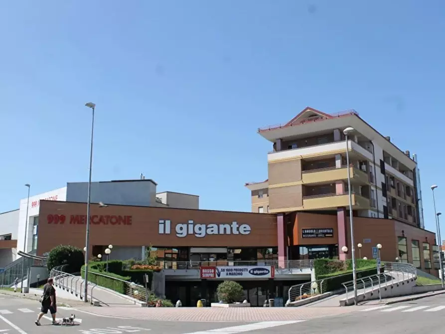 Immagine 1 di Negozio in vendita  a Cesano Maderno