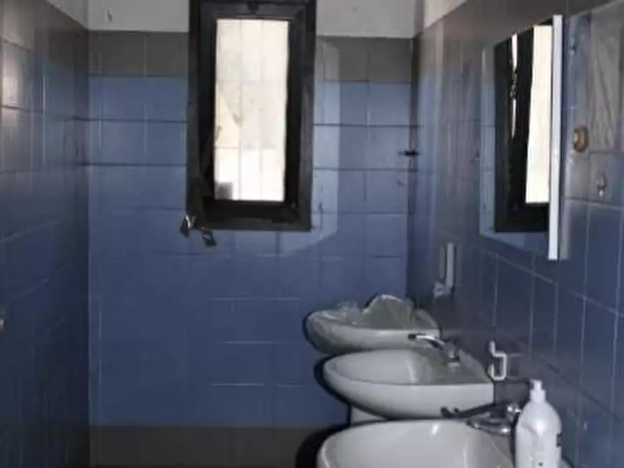 Immagine 14 di Negozio in vendita  a Cesano Maderno