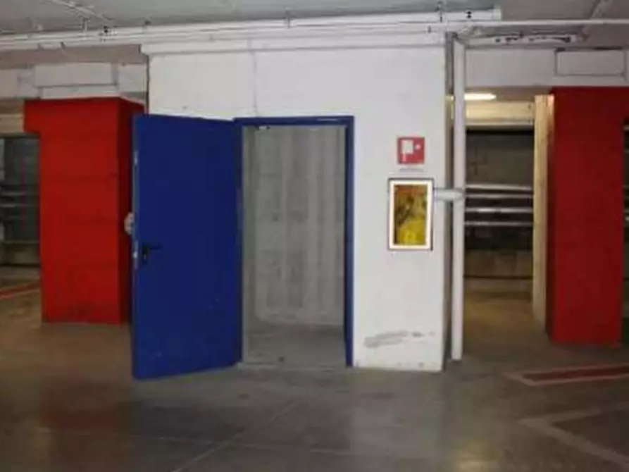 Immagine 20 di Negozio in vendita  a Cesano Maderno