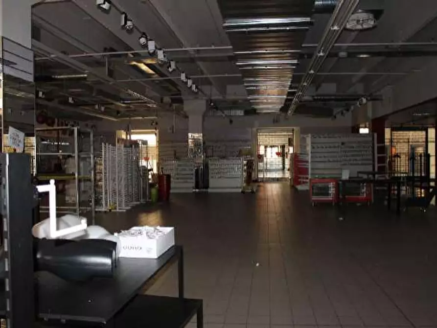 Immagine 17 di Negozio in vendita  a Cesano Maderno