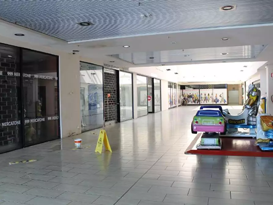 Immagine 13 di Negozio in vendita  a Cesano Maderno