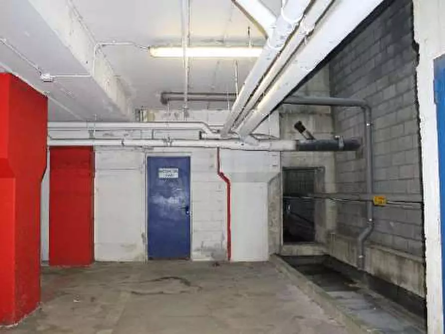 Immagine 22 di Negozio in vendita  a Cesano Maderno