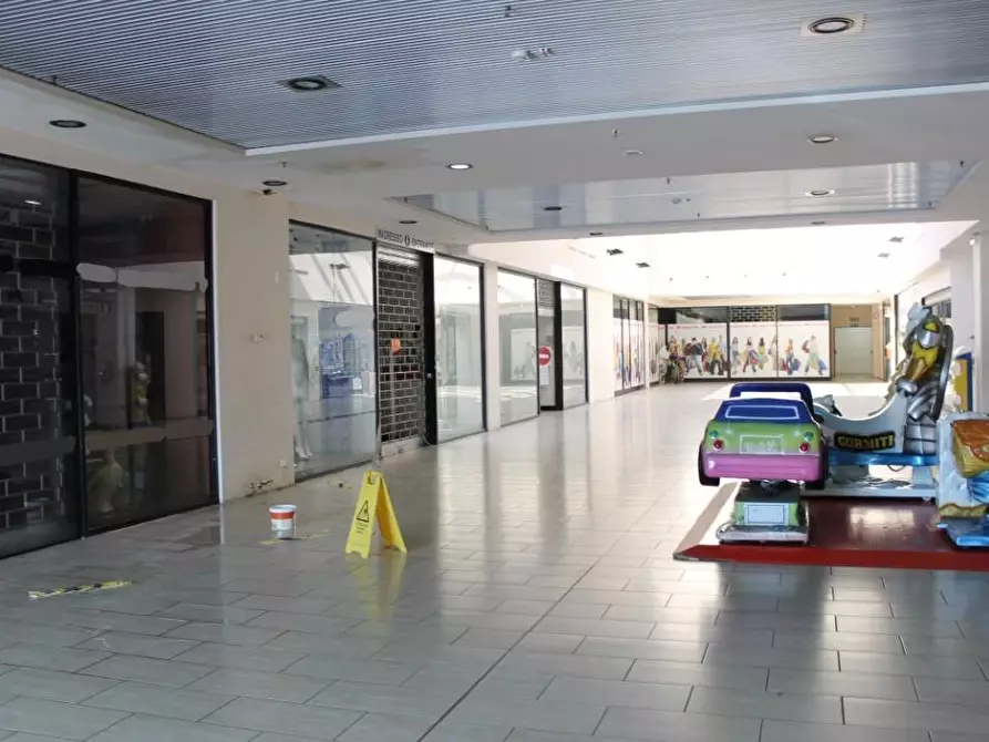 Immagine 5 di Negozio in vendita  a Cesano Maderno