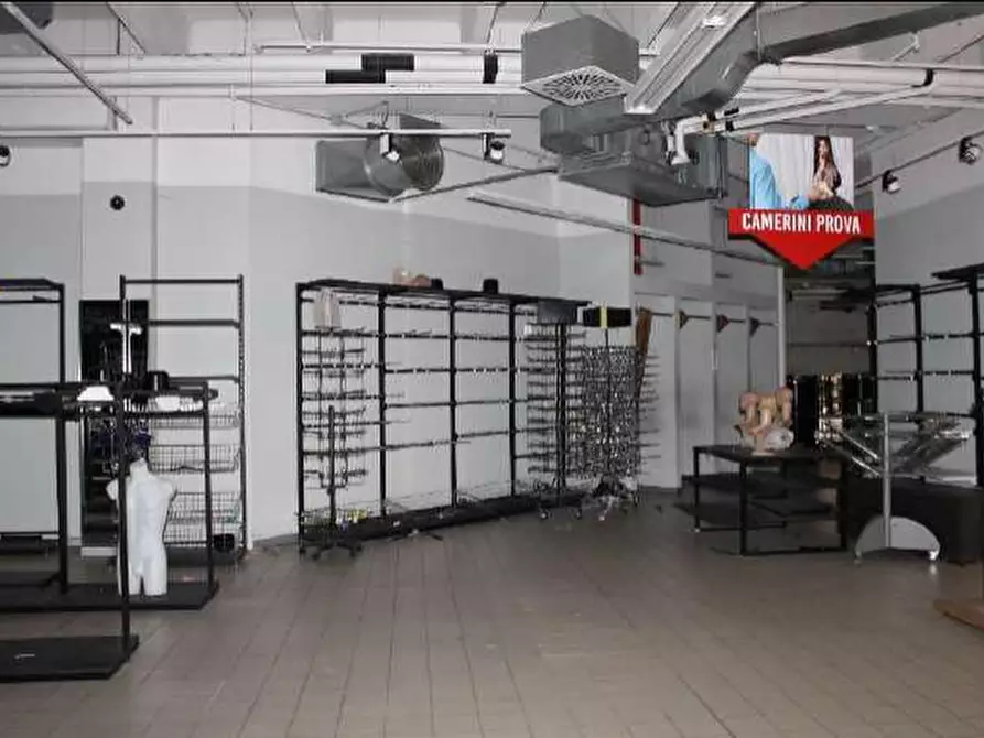 Immagine 16 di Negozio in vendita  a Cesano Maderno