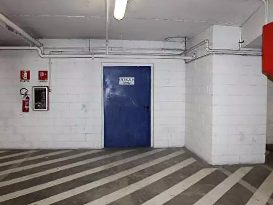 Immagine 19 di Negozio in vendita  a Cesano Maderno