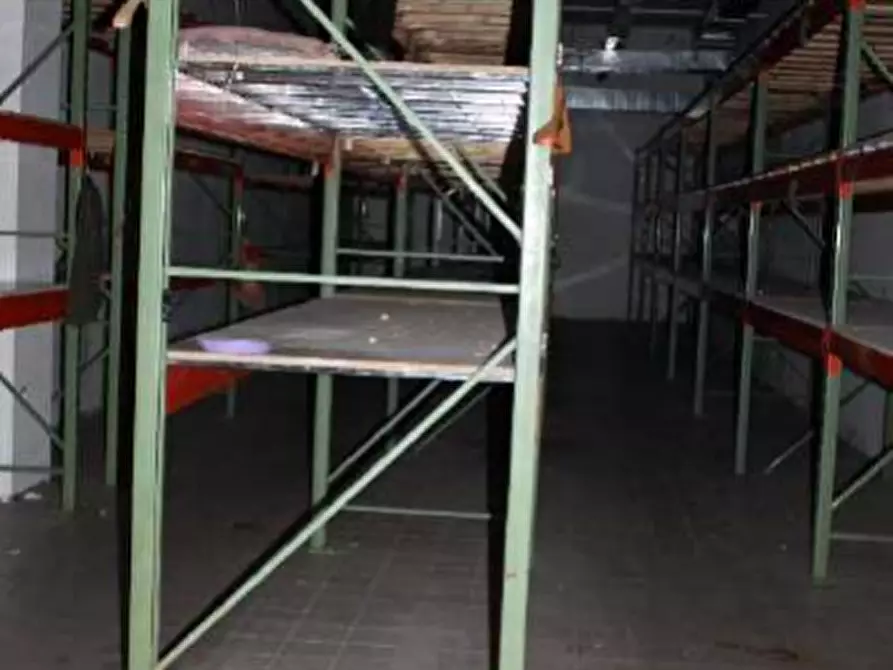 Immagine 15 di Negozio in vendita  a Cesano Maderno