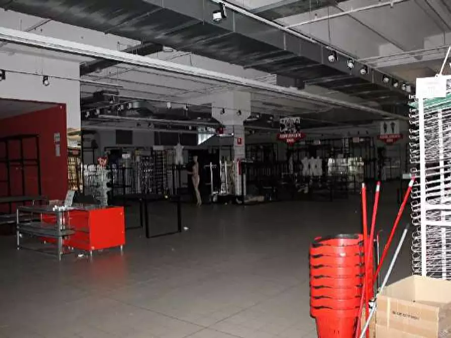 Immagine 18 di Negozio in vendita  a Cesano Maderno