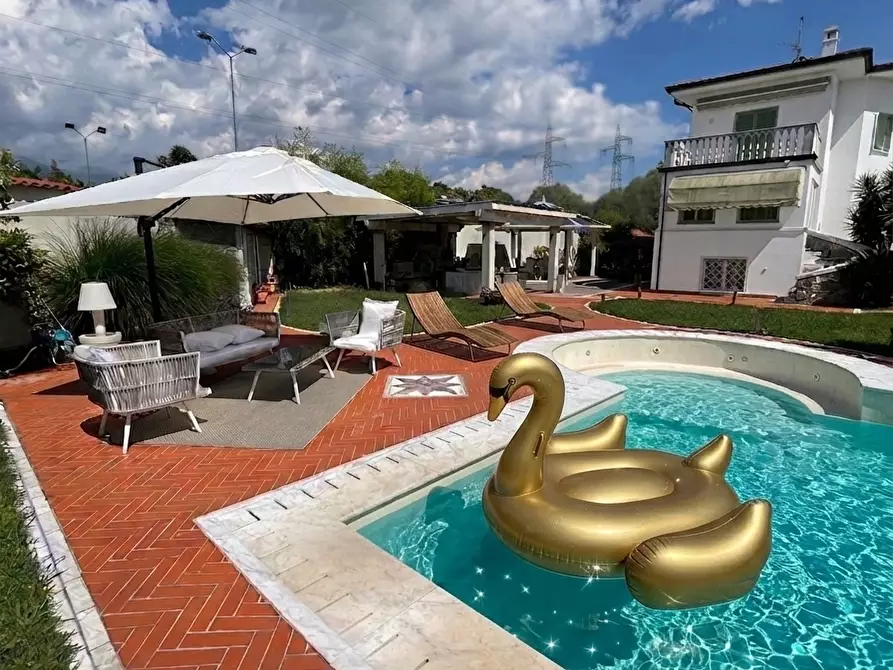 Immagine 1 di Villa in vendita  a Carrara