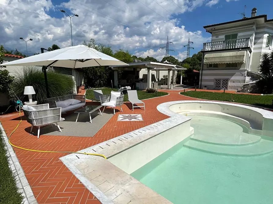Immagine 1 di Villa in vendita  a Carrara