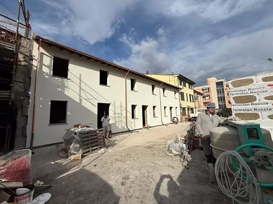 Immagine 2 di Villetta a schiera in vendita  a Lucca