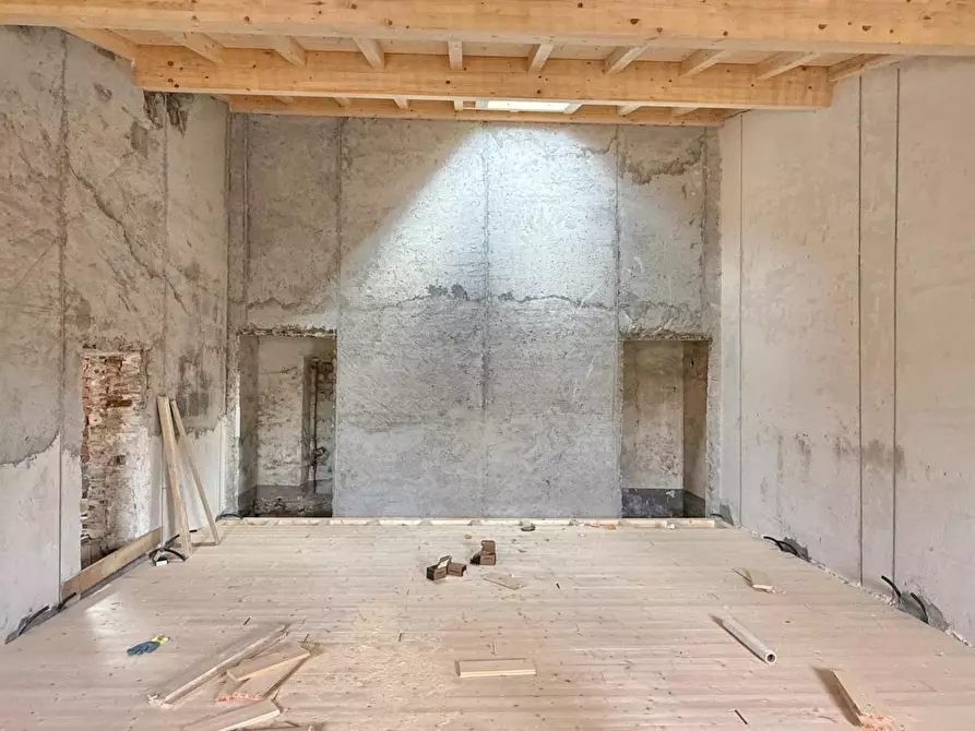 Immagine 10 di Villetta a schiera in vendita  a Lucca