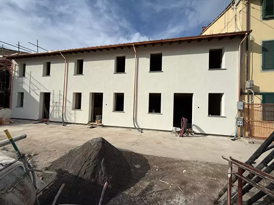 Immagine 1 di Villetta a schiera in vendita  a Lucca