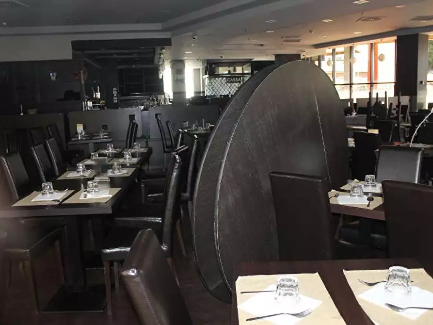 Immagine 12 di Negozio in vendita  a Cesano Maderno