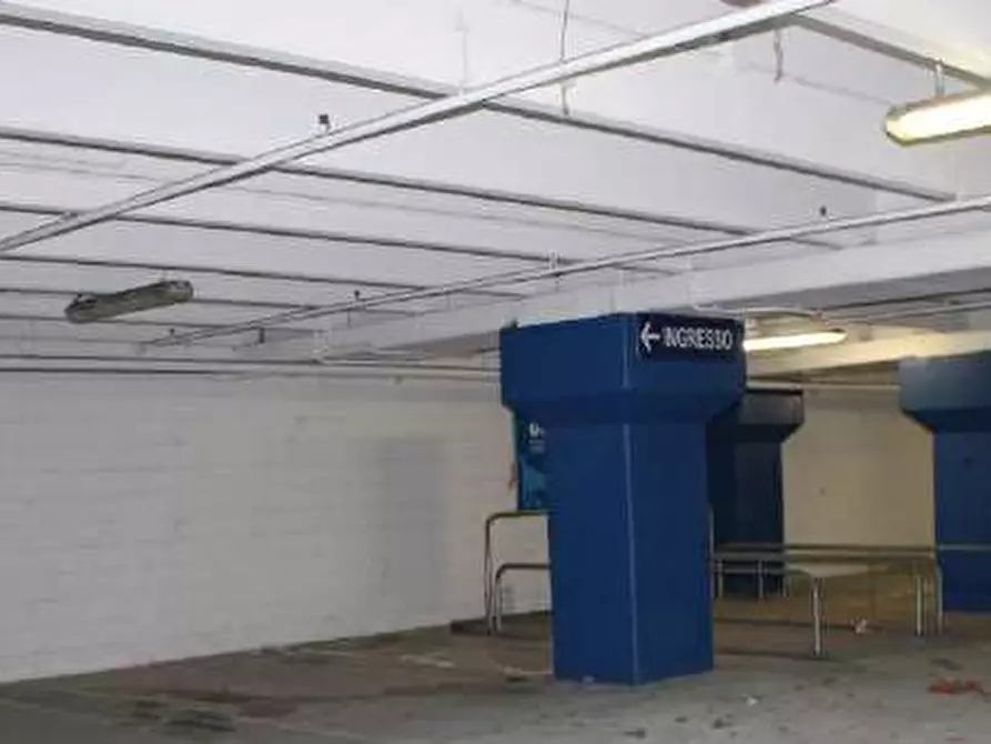 Immagine 8 di Negozio in vendita  a Cesano Maderno