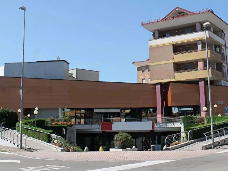 Immagine 1 di Negozio in vendita  a Cesano Maderno