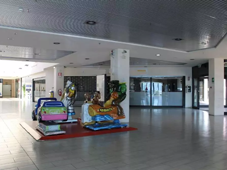 Immagine 7 di Negozio in vendita  a Cesano Maderno