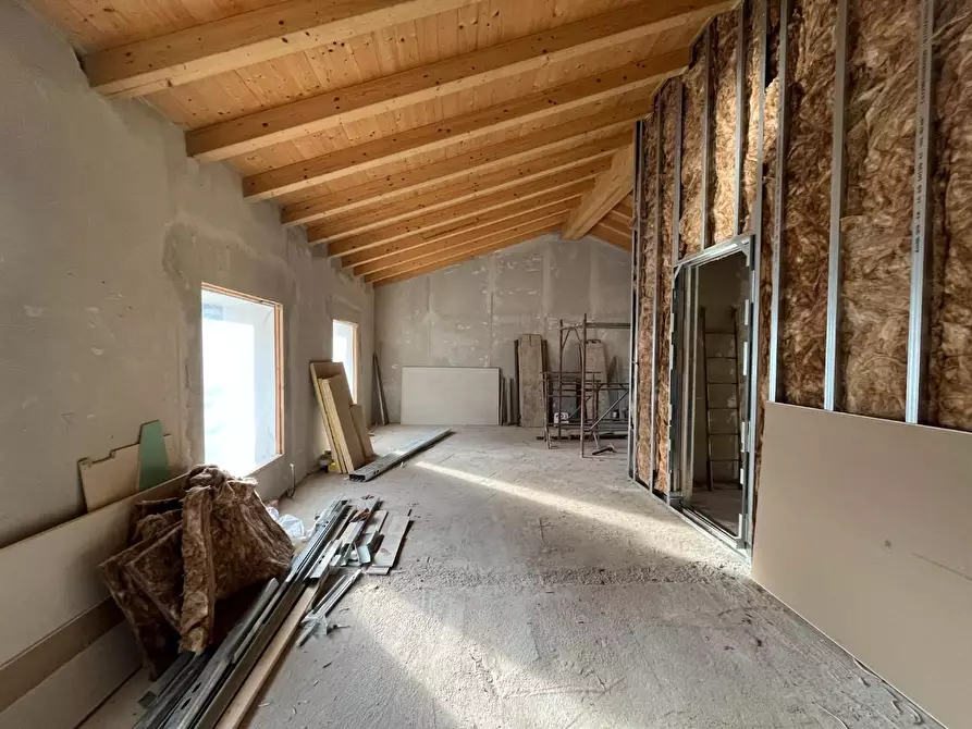 Immagine 11 di Appartamento in vendita  a Lucca