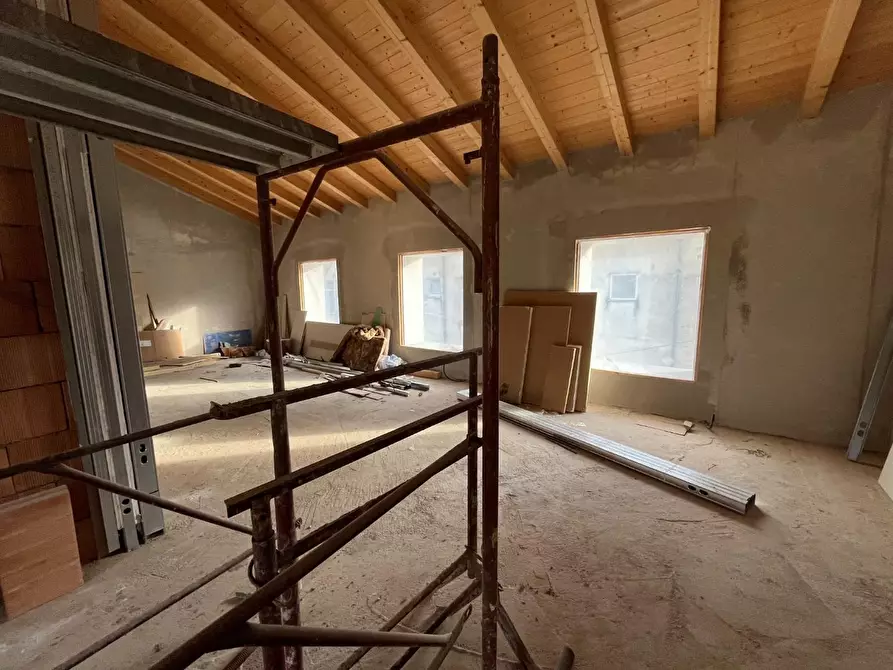 Immagine 10 di Appartamento in vendita  a Lucca