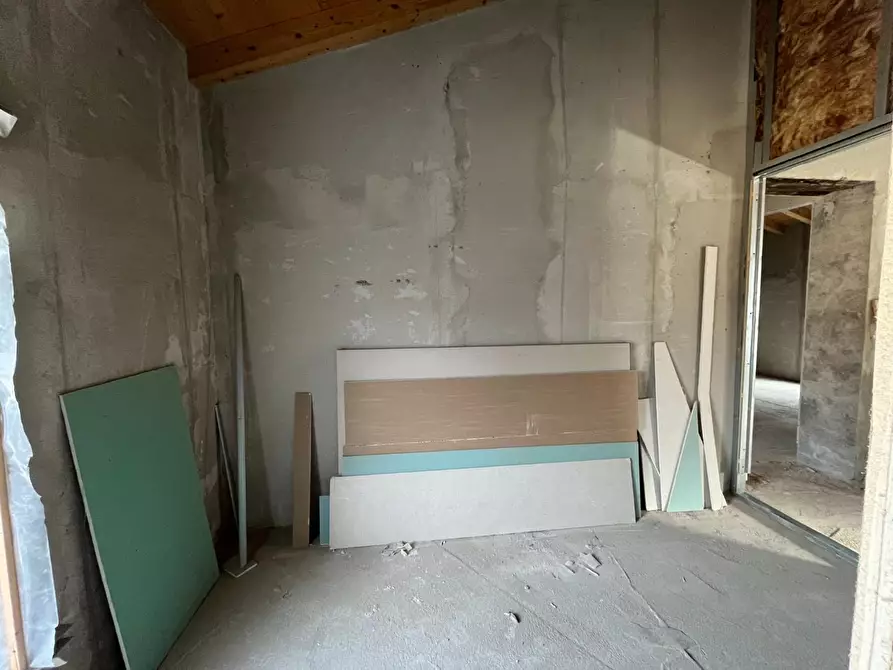 Immagine 15 di Appartamento in vendita  a Lucca