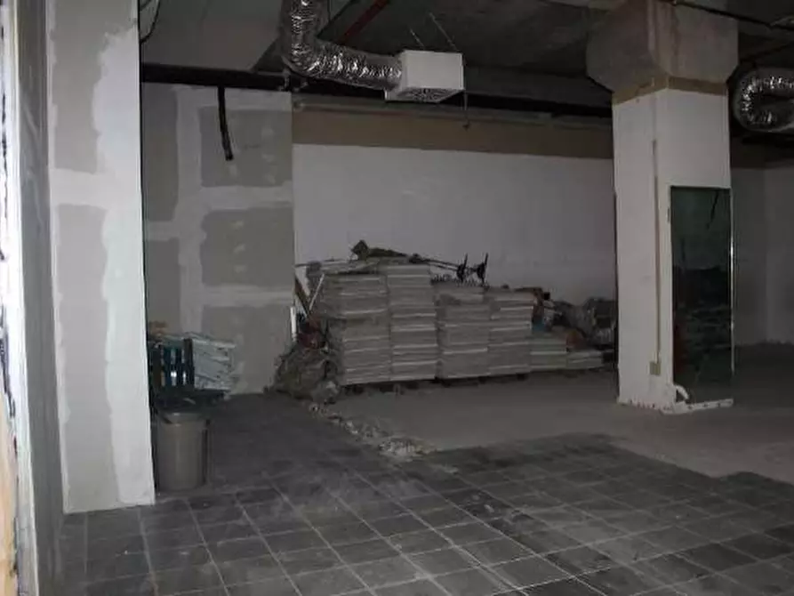 Immagine 9 di Negozio in vendita  a Cesano Maderno