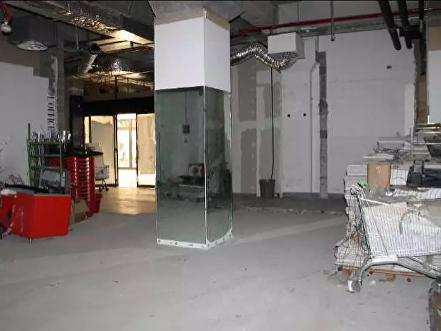 Immagine 11 di Negozio in vendita  a Cesano Maderno