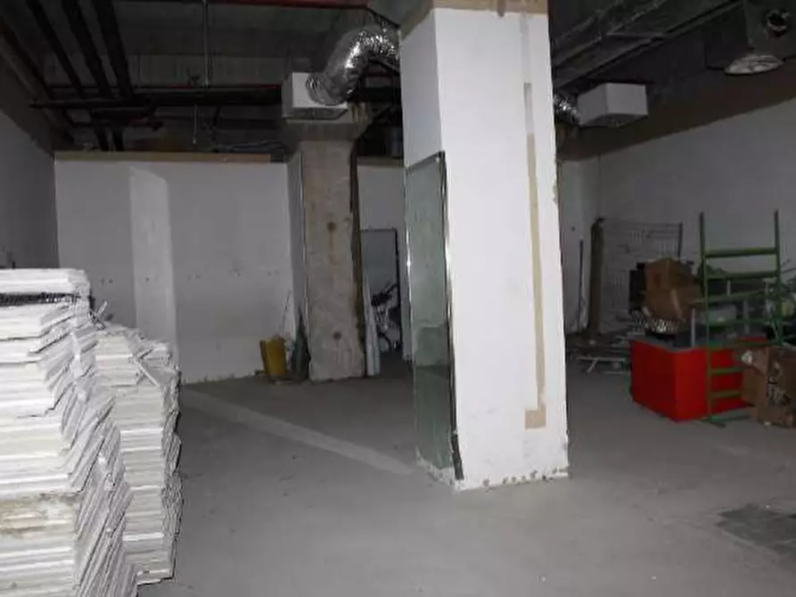 Immagine 10 di Negozio in vendita  a Cesano Maderno