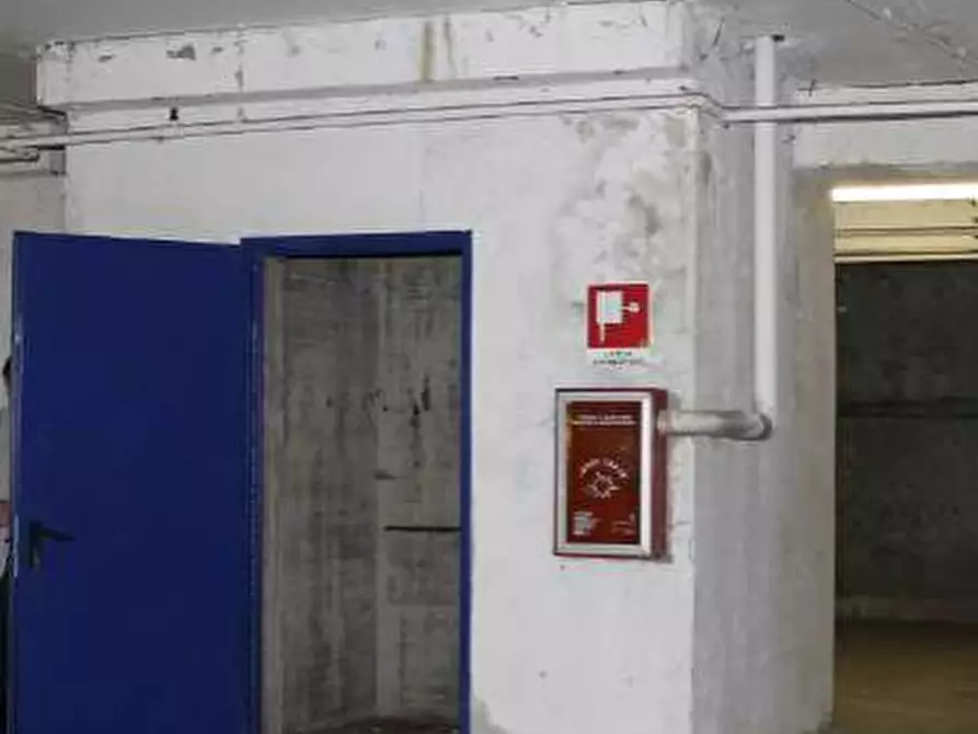 Immagine 12 di Negozio in vendita  a Cesano Maderno